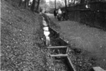 Mlýnský náhon k Podbučnímu mlýnu, stav 50. léta 20. st., dnes zde jsou garáže v ulici Na Příkopech , foto - archiv p. Samka