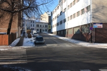 Výrazný svah na konci říční terasy (ulice Štefkova)