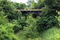 Nepoužívaný silniční most přes zaniklou železnici ve Slonem